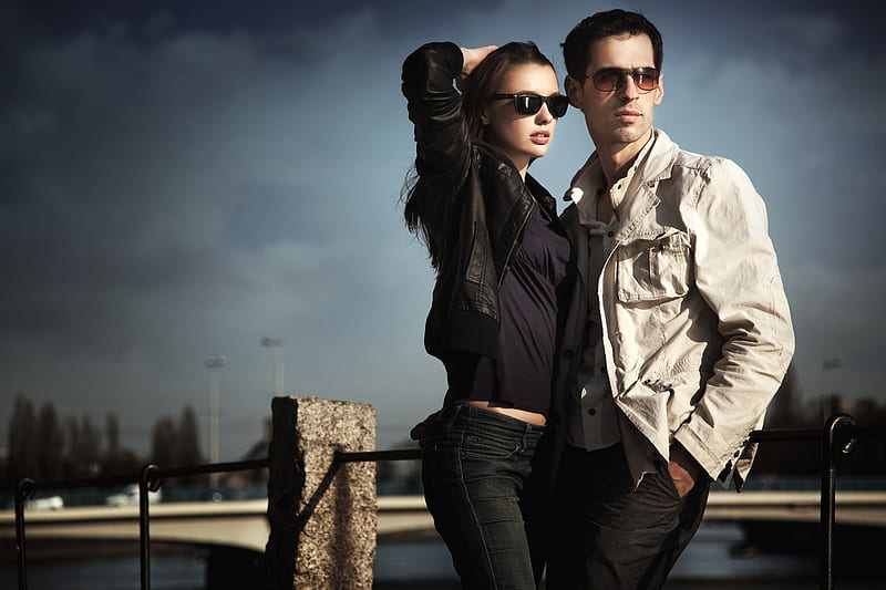 ClassiCove™ Unisex Polarized Fashion Sunglasses – Bold Black Frame with Blue Gradient Lenses